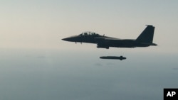 Южнокорейский истребитель F-15K выпускает ракету Taurus во время военных учений, 24 марта 2023 года. Иллюстративное фото.