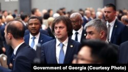 ფოტოზე: ირაკლი კობახიძე ანტალიაში, დიპლომატიურ ფორუმზე მიწვეულ სტუმრებს შორის. 11 აპრილი, 2025 წელი