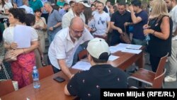 Studenti tokom blokade ispred Pravnog fakulteta potpisuju punomoć advokatima, 3. jul 2025.