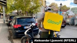 Dostavljač Glova na ulicama Podgorice. 30. oktobar 2025.