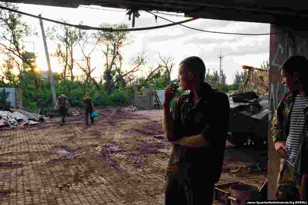 Бійці 93-ї бригади проводжають товаришів, які йдуть на потенційно смертельну прогулянку у місто   