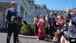 Ministrul american de Finanțe, Scott Bessent, explicându-le jurnaliștilor la Casa Albă pe 9 aprilie strategia și tactica președintelui Trump în chestiunea tarifelor