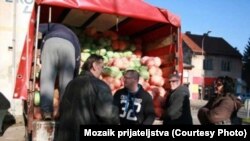 Akcija Mozaika prijateljstva kada je podijeljen kamion kupusa, koji je takođe bio poklon