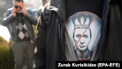 დემონსტრანტი რუსეთის საელჩოსთან გამართულ აქციაზე; 2021 წლის 8 თებერვალი