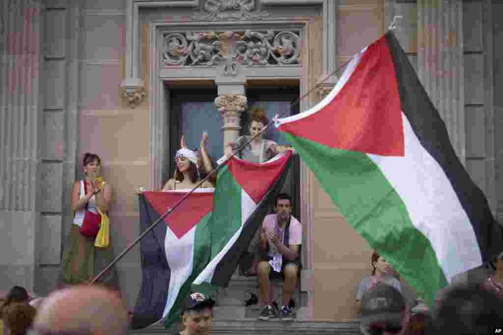 Globalna flotila Sumud biće četvrti pokušaj probijanja pomorske blokade do sada ove godine. Brod Conscience prvi put je pokušao u maju, ali su ga dronovi napali nakon što je isplovio s Malte. Nakon Madleena, izraelska vojska je krajem jula zaustavila još jedan brod s pomoći, Handalu, privela 21 međunarodnog aktivistu i novinara i zaplijenila njegov teret, uključujući dječiju hranu i lijekove, prema Koaliciji Sloboda flotila.