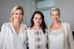 Svetlana Tihanovskaja (u sredini), Veranika Capkala (lijevo), Marja Kalesnikava (desno)