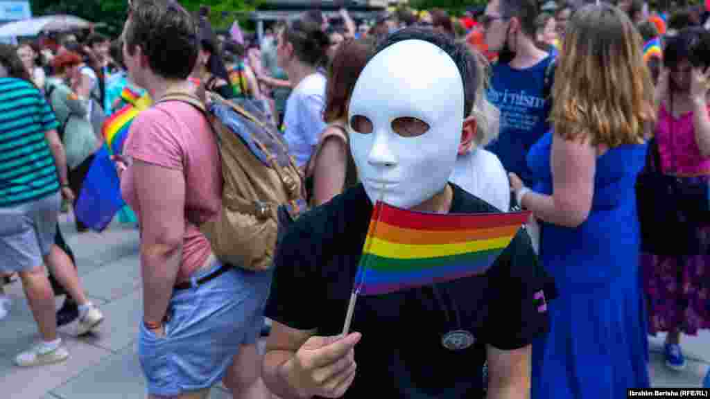 Organizatori Parade su Centar za razvoj društvenih grupa i Centar za slobodu i jednakost, sa partnerskim organizacijama Civil Rights Defenders, Inicijativom mladih za ljudska prava i Kosovskim centrom za rodne studije.