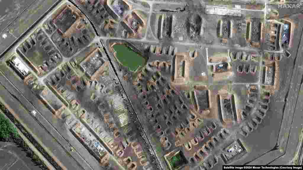 ДО (фото ліворуч): Військовий склад у Тихорецьку, Краснодарського краю Росії, 14 вересня. ПІСЛЯ: Це Тихорецьк 22 вересня, після удару 20 вересня. Українські військові назвали це місце «однією з ключових точок матеріально-технічного забезпечення російської армії»