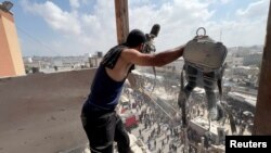 Prema opisu koji je dala novinska agencija, fotografija je preuzeta iz videa koji je snimio drugi snimatelj - Hatem Khlaed - koji je i sam povrijeđen tokom snimanja, u drugom udaru izraelskih snaga na bolnicu, 25. avgus 2025.