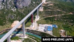 Pogled iz zraka na autoput koji Crna Gora gradi uz pomoć kineskog kredita, 11.05.2021.