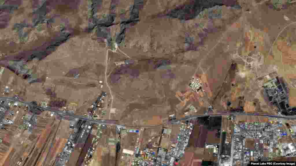 Na satelitskim snimcima koje je snimio Planet Lab, prikazana je iranska raketna baza Kermanshah prije i poslije izraelskih zračnih napada. Slika lijevo je od 12. juna 2025. Slika desno je od 13. juna 2025.