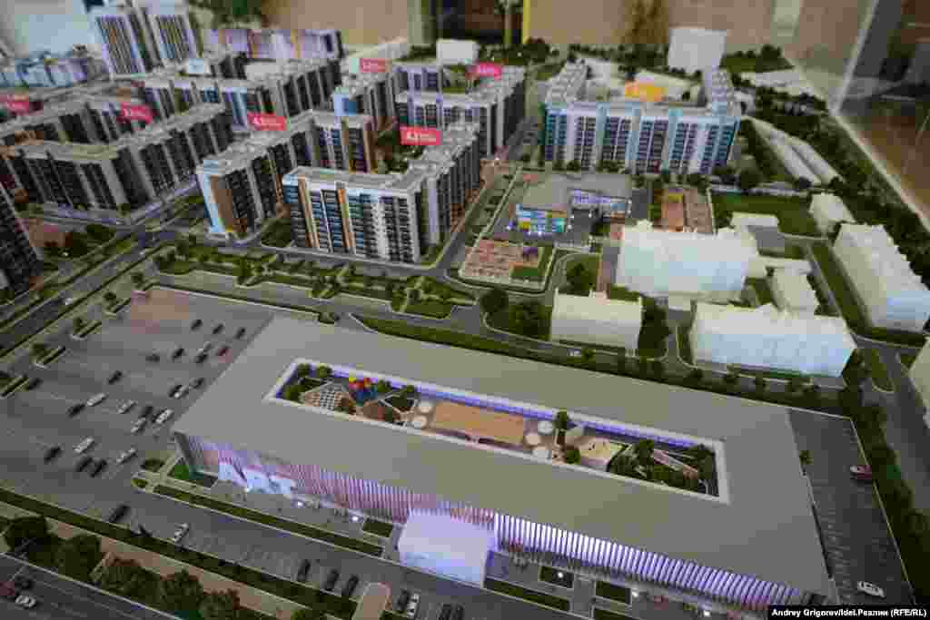 А это макет городка "Арт-сити" в офисе продаж застройщика. Белый макетик в центре — корпус казарм. Видимо, на тот момент его еще не планировали сносить.