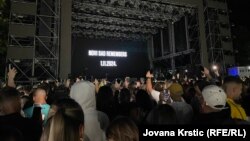 Šesnaestominutom tišinom učesnici demonstracija u Srbiji tokom protesta odaju poštu žrtvama pada nadstrešnice. Time je započela i ovogodišnja ceremonija otvaranja Exit-a, 10. jula 2025.