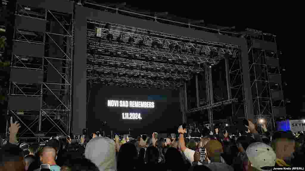 Tokom pomena žrtvama na Železničkoj stanici na glavnoj bini bilo ispisano "Novi Sad pamti 1.11.2024.", datum kada se nesreća dogodila.