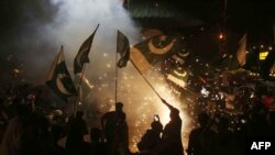 Pakistanci mašu nacionalnom zastavom dok slave prekid vatre između Pakistana i Indije, u Hajderabadu, provincija Sind, 10. maja.