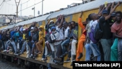Pretrpani putnički voz u Sowetu u Južnoj Africi, ponedjeljak 16. marta 2020.