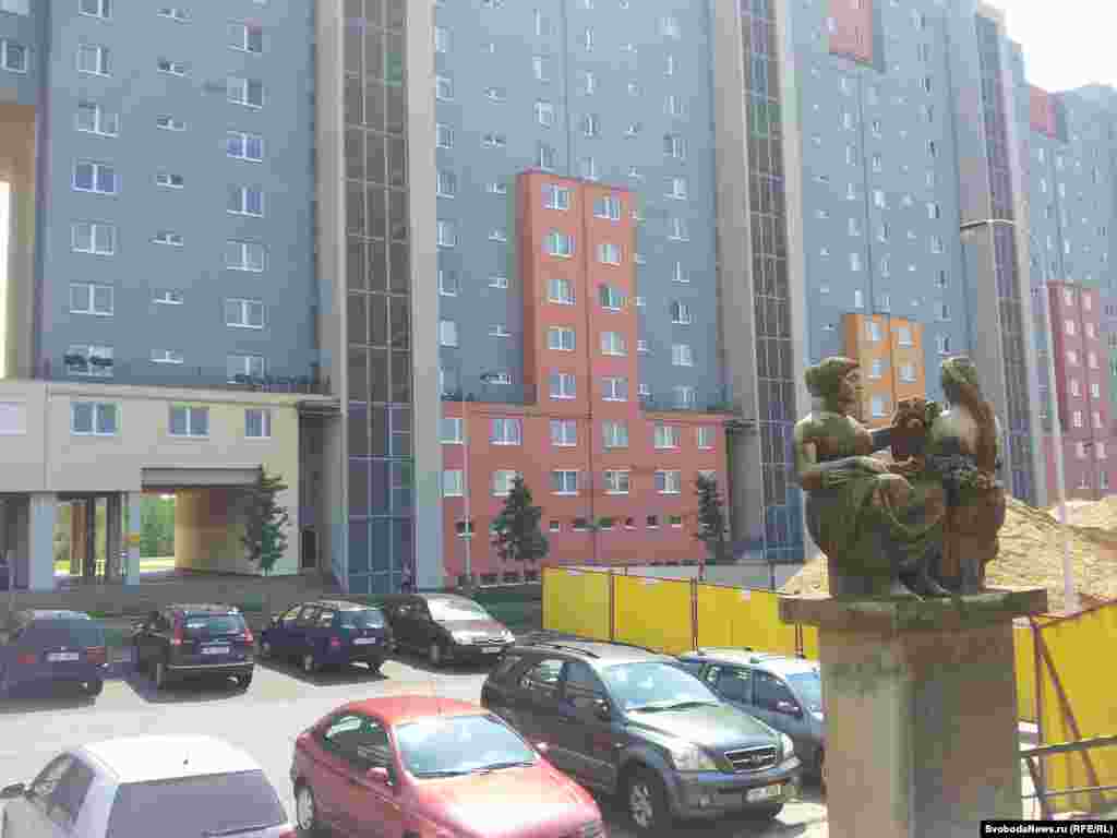 Дом, где предположительно находится квартира Главы Следственного комитета Александра Бастрыкина. Адрес: Hnězdenská 767/2c, Praha 8, Troja