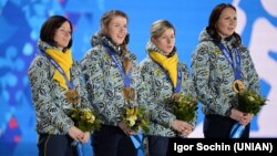 Українські спортсменки Віта Семеренко, Юлія Джима, Валентина Семеренко і Олена Підгрушна під час церемонії нагородження на XXIІ зимових Олімпійських іграх в Сочі (Росія), 2014 року