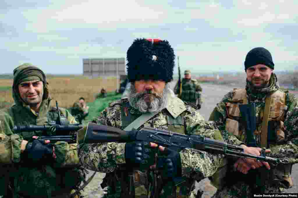 20 апреля. Российская военизированная группа "Волчья сотня" блокирует дорогу у блокпоста на трассе Харьков – Ростов-на-Дону.