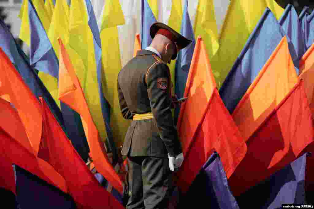 Солдат в місті Заславль, Мінська область Білорусі, під час свята міста 26 серпня. (Радіо Свобода/Радіо Вільна Європа) 