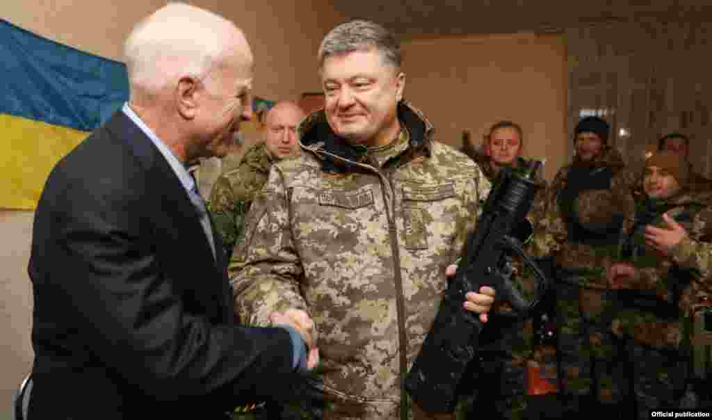 Президент України Петро Порошенко (праворуч) та сенатор США Джон МакКейн під час зустрічі з українськими військовими на Донеччині. Командний пункт у районі населеного пункту Широкине під Маріуполем, 31 грудня 2016 року.  БІЛЬШЕ ПРО ЦЕ