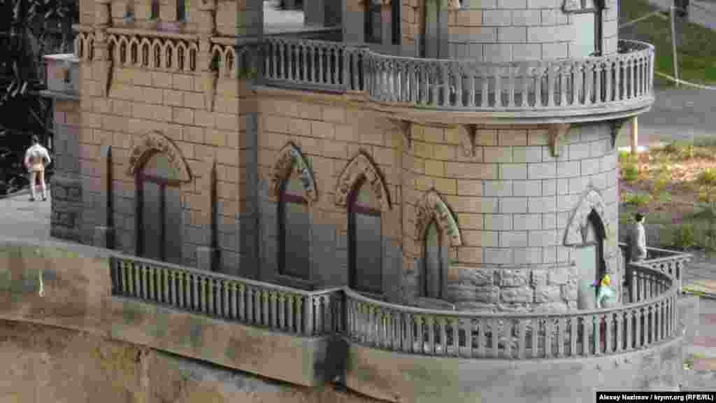 «Ласточкино гнездо» с мини-копиями посетителей. Это памятник архитектуры и истории, который расположен на отвесной 40-метровой скале мыса Ай-Тодор. «Ласточкино гнездо» является эмблемой Южного берега Крыма. Свой нынешний вид оно получило благодаря крупному немецкому нефтепромышленнику. Проект нового дома был заказан инженеру и скульптору Леониду Шервуду в 1911 году. Уже через год на отвесной площадке отрога Монастыр-Бурун стоял оригинальный готический замок.  В настоящий момент реальный дворец находится на реконструкции. Российские власти Крыма летом 2017 года начали раскопки и инженерные геологические работы, которые могут угрожать памятнику