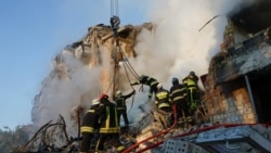 Spasioci tragaju za preživjelima nakon smrtonosnih ruskih napada na Kijev Spasioci tragaju za preživjelima nakon smrtonosnih ruskih napada na Kijev