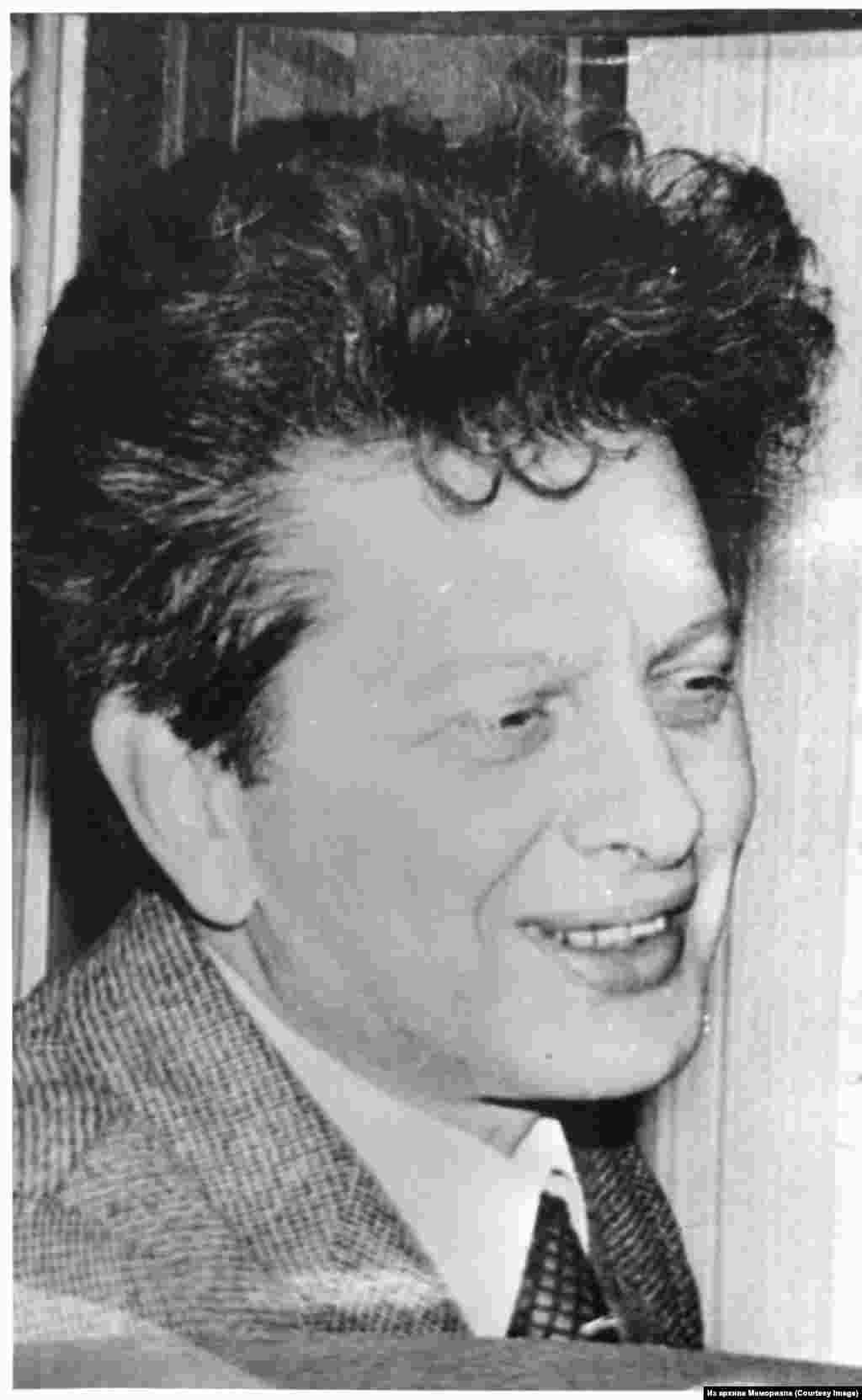 Александр Павлович Лавут (1929-2013). Математик. Член Инициативной группы по защите прав человека с 1969. Член правозащитного Центра Мемориал. Политзаключенный (1980-1986). Один из редакторов "Хроники текущих событий". В 1974 году составил 31-й номер, посвященный целиком крымскотатарскому движению. 