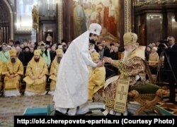 ეპისკოპოსი ფლავიანი (მიტროფანოვი) (მარცხნივ) და პატრიარქი კირილი. ეპისკოპოსად ხელდასხმა 2014 წლის 24 ნოემბერს მაცხოვრის ტაძარში მოსკოვში