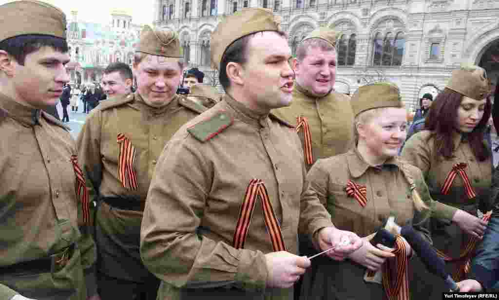 "Россия молодая" гуляет по Красной площади с георгиевскими лентами