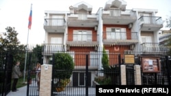 Ruska ambasada u Podgorici (na fotografiji, novembar 2015.) u saopštenju je upozorila Crnu Goru da se slični scenariji mogu preliti i na Balkan.