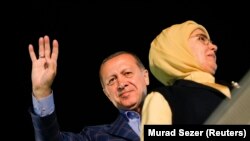 Erdogan je poručio da svi treba da poštuju rezultat referenduma; na fotografiji sa suprugom nakon što je proglasio pobedu