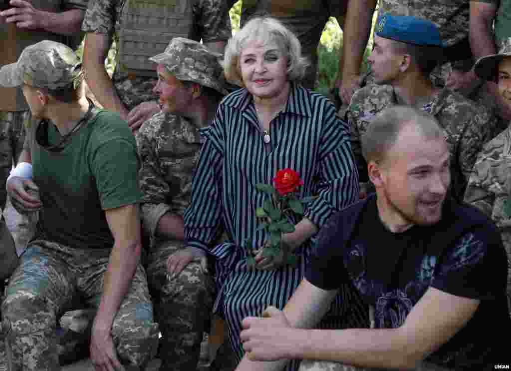 Артистка, Герой України Ада Роговцева під час зустрічі з морськими піхотинцями в селі Водяне Донецької області, в зоні проведення Операції об’єднаних сил (ООС), 10 червня 2018 року