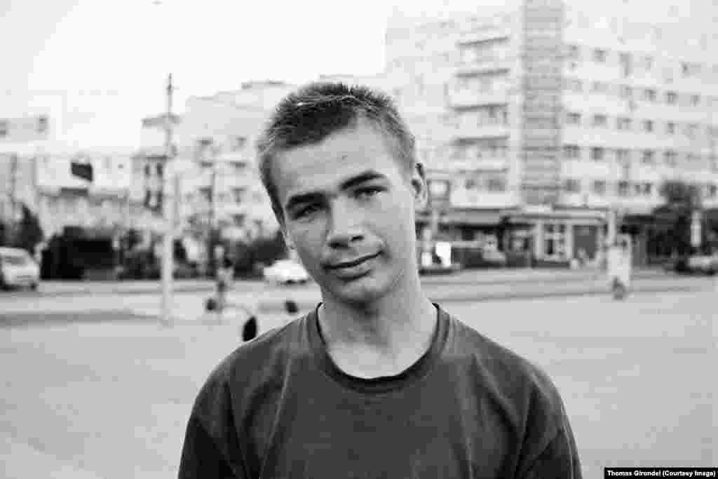 Житель Донецка Владимир (18 лет). Выступает против фашизма и "Правого сектора" в Донецке, согласен взять в руки оружие, но готов отказаться от борьбы, если ему удастся найти хорошую работу