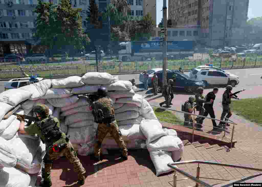 9 серпня на вулицях Києва резервісти Військ територіальної оборони України провели вишкіл щодо оборони столиці і ключових урядових будівель. БІЛЬШЕ СВІТЛИН У ФОТОГАЛЕРЕЇ