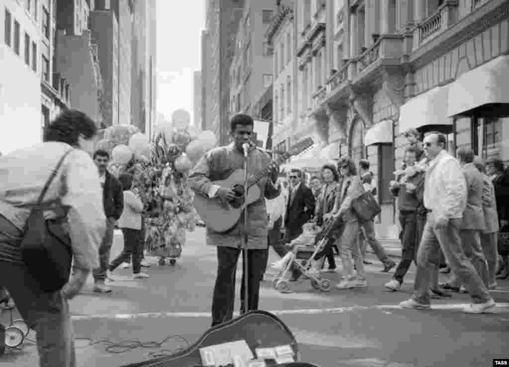 Вуличний музикант у центрі Нью-Йорка, 1989 рік