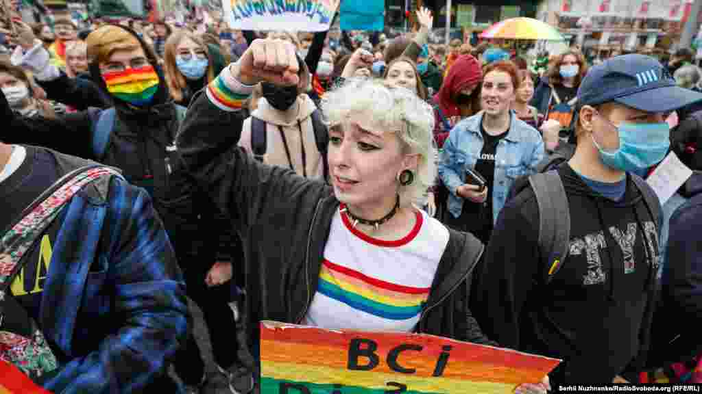 Участники марша скандируют: «Страна для всех. Законы для жизни. Государство для безопасности»