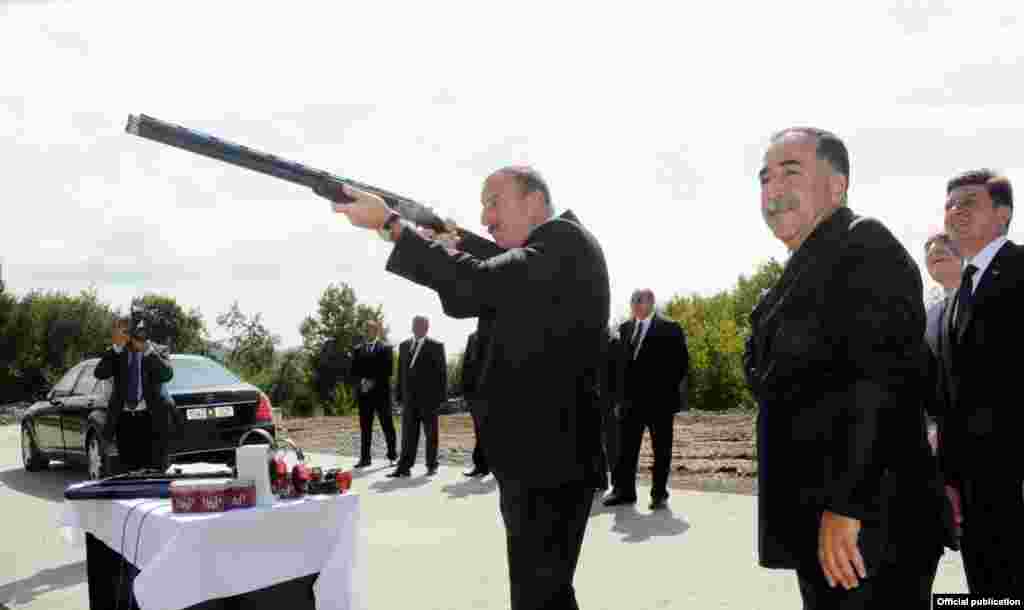 Dugogodišnji predsjednik Azerbejdžana Ilham Alijev cilja pušku u streljačkom centru na sjeveru Azerbejdžana 2012. godine.