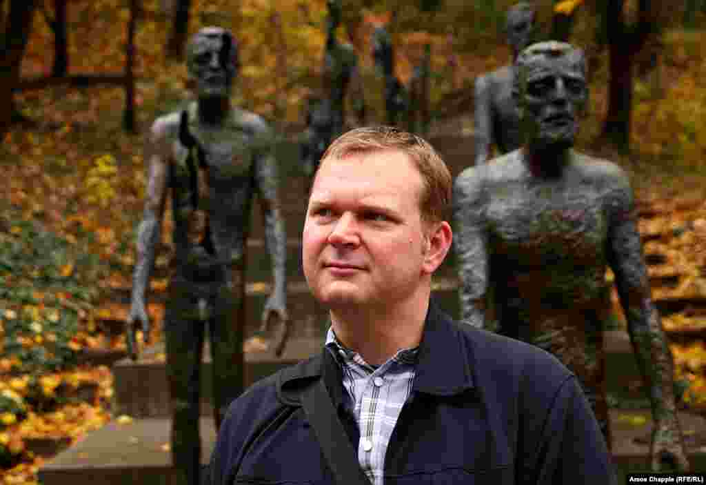 В 2009 году после нескольких поездок с рюкзаками по России Степан Черноушек вместе с группой своих друзей-чехов совершил то, что он сам называет "паломничеством" в сибирскую Арктику, и нашел остатки тогда малоизвестного, забытого сталинского проекта строительства Трансполярной железнодорожной магистрали – "Дороги смерти", как называли ее.   