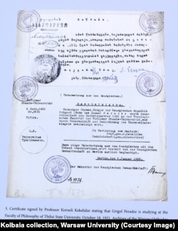 უნივერსიტეტის მოწმობა, რომელშიც წერია: „ამის წარმომდგენი, გრიგოლ ფერაძე 1921 წლის შემოდგომის სემესტრზე ჩარიცხულ იქნა ტფილისის სახელმწიფო უნივერსიტეტის სიბრძნისმეტყველების ფაკულტეტზეო”