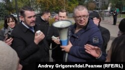 "Конструктивный диалог" Павла Лоханова (слева) с участниками сорванного митинга продлился полтора часа, но ясности не прибавил.