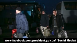 Під час обміну утримуваними особами між Україною і російськими гібридними силами в Донецькій області, 29 грудня 2019 року