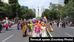 Евгения и Талия с детьми во время гей-парада в Мехико, Мексика, 2024 год