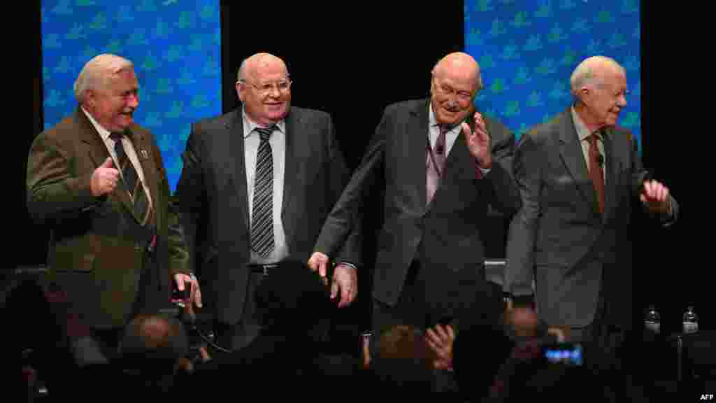 Laureati Nobelove nagrade (slijeva nadesno): Lech Walesa, Mikhail Gorbačov, Frederik Willem de Klerk i Jimmy Carter tokom panel-diskusije na Univerzitetu Illinois, Chicago, 23. april 2012.