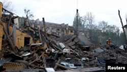 რუსეთის სარაკეტო შეტევის შედეგად განადგურებული შენობა კიევში. 2025 წლის 24 აპრილი