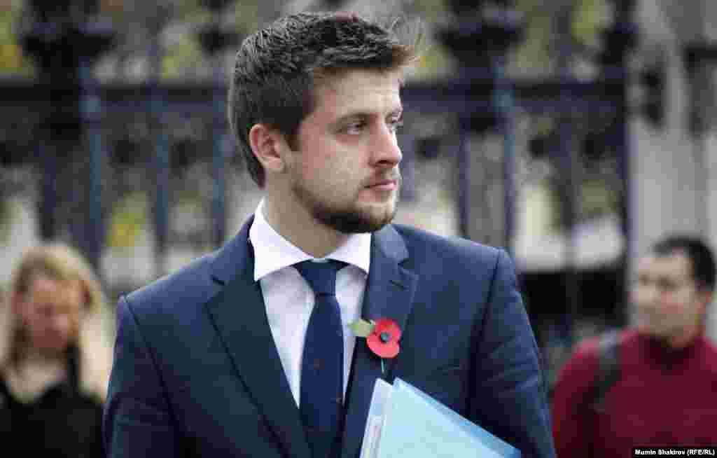 В Великобритании существует традиция ношения бутоньерок в виде красных маков на лацкане пиджака, в петлице или на другой верхней одежде. Это знак уважения к павшим в Первой мировой войне и других войнах XX века.