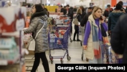 Imagine generică cu români la cumpărături.