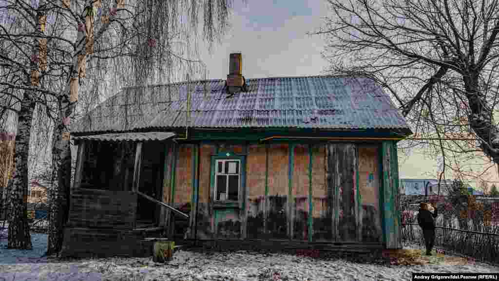 На фоне ФАП, впрочем, тоже любят фотографироваться. Особенно когда узнают, что это за здание. 