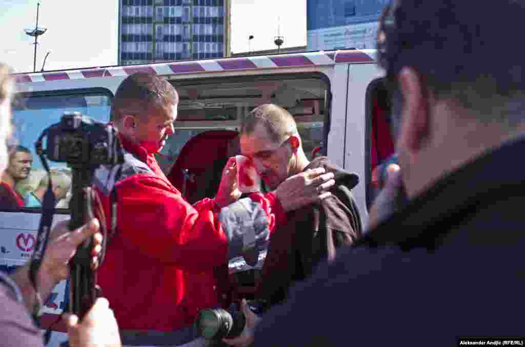 Lekari saniraju povredu fotoreporteru koga je pogodila kamenica.