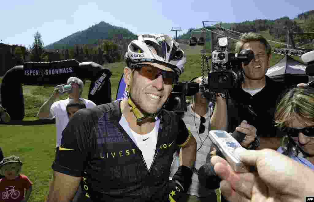 Lance Armstrong, američki biciklist kome u augustu 2012. Američka antidopinška agencija, zabranjuje daljnje nastupe i oduzima mu sve naslove pobjednika Tour de Francea. Foto: AFP / Riccardo Savi